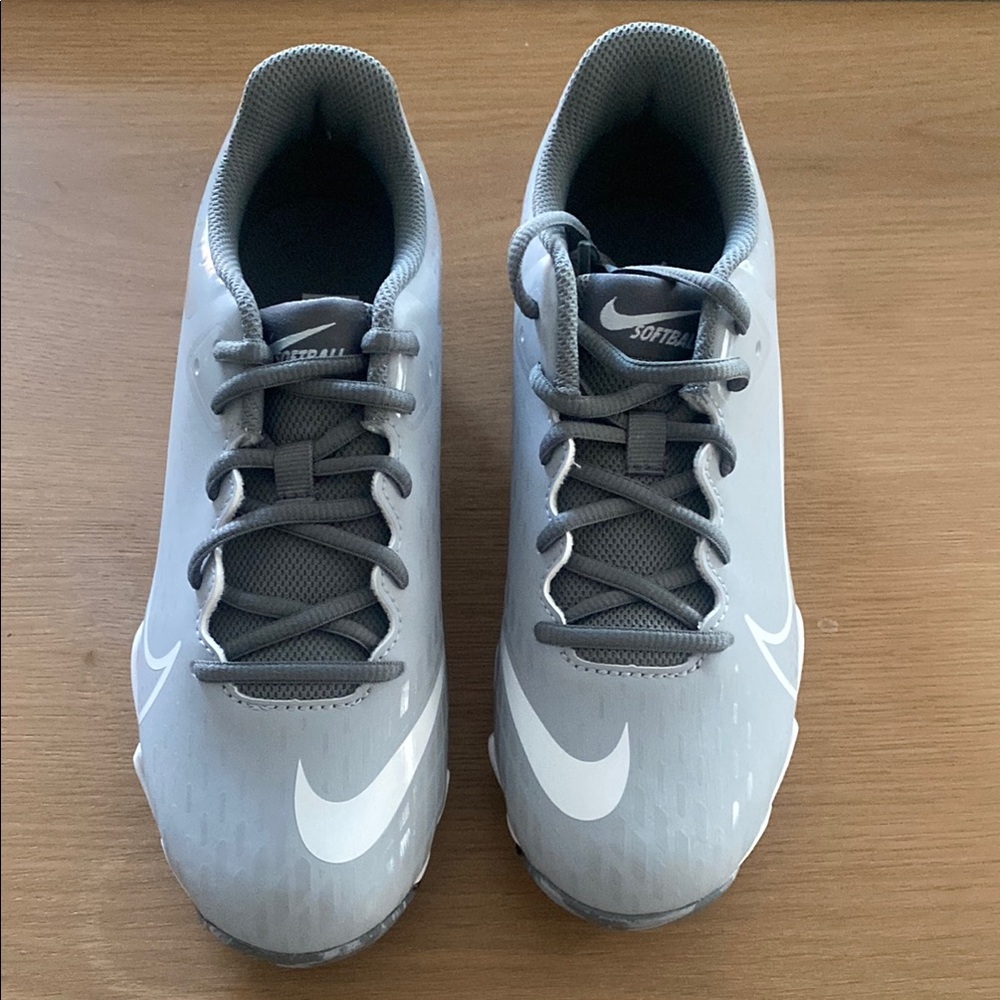 Nike Girls HyperDiamond 4 Softball Cleats, Gray/White, Sz 5.5Y